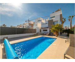 Preciosa villa en venta en El Raso