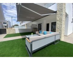 ACOGEDORA CASA ADOSADA EN TORREVIEJA