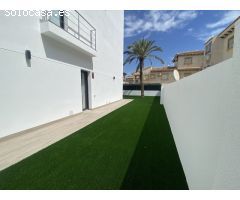 ACOGEDORA CASA ADOSADA EN TORREVIEJA