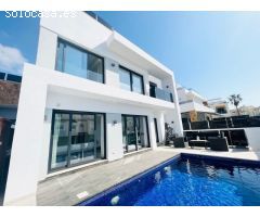 ACOGEDORA CASA ADOSADA EN TORREVIEJA