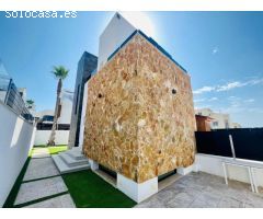 ACOGEDORA CASA ADOSADA EN TORREVIEJA
