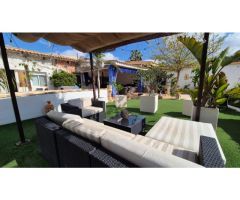 Impresionante villa de 5 dormitorios en Los Balcones - dos piscinas simming