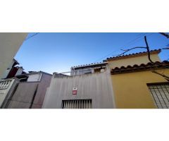 CASA EN EMPURIABRAVA - DOS DORMITORIOS - DOS TERRAZAS - SALON - BAÑO - COCINA