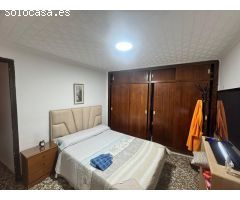 ¡Encantadora casa de pueblo en Mutxamel con 4 dormitorios y terraza!