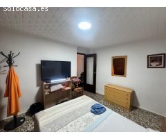 ¡Encantadora casa de pueblo en Mutxamel con 4 dormitorios y terraza!