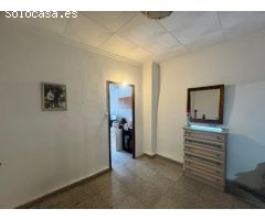 ¡Encantadora casa de pueblo en Mutxamel con 4 dormitorios y terraza!