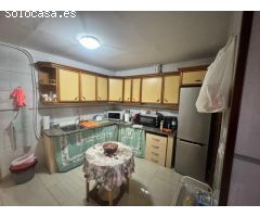 ¡Encantadora casa de pueblo en Mutxamel con 4 dormitorios y terraza!