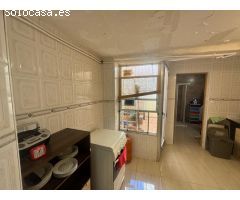 ¡Encantadora casa de pueblo en Mutxamel con 4 dormitorios y terraza!