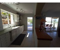 Espaciosa villa de 6 habitaciones con unas vistas espectaculares.