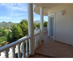 Espaciosa villa de 6 habitaciones con unas vistas espectaculares.