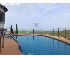 Villa de 3 habitaciones con vistas panorámicas al mar y montañas en Monte Pego.