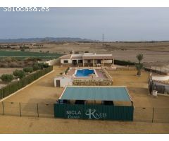 Villa con 4 dormitorios y 2 baños, piscine y cochera en Vera