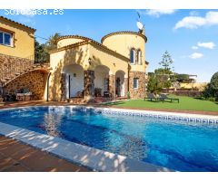 Atractivo Chalet con jardín, garaje y piscina