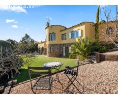 Atractivo Chalet con jardín, garaje y piscina