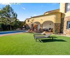 Atractivo Chalet con jardín, garaje y piscina