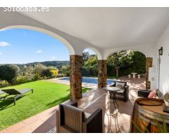 Atractivo Chalet con jardín, garaje y piscina