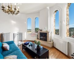 Atractivo Chalet con jardín, garaje y piscina
