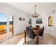 Atractivo Chalet con jardín, garaje y piscina