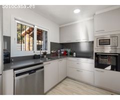 Atractivo Chalet con jardín, garaje y piscina