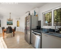 Atractivo Chalet con jardín, garaje y piscina