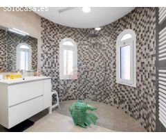 Atractivo Chalet con jardín, garaje y piscina