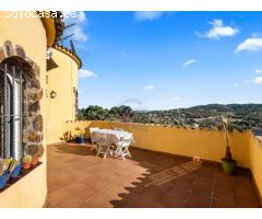 Atractivo Chalet con jardín, garaje y piscina