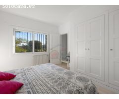 Atractivo Chalet con jardín, garaje y piscina