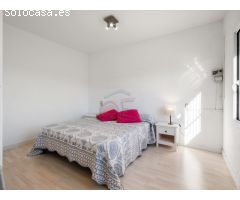 Atractivo Chalet con jardín, garaje y piscina