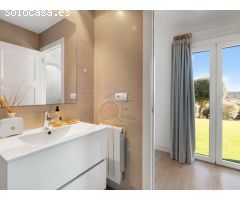 Atractivo Chalet con jardín, garaje y piscina