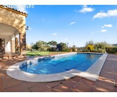 Atractivo Chalet con jardín, garaje y piscina