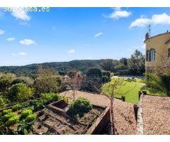 Atractivo Chalet con jardín, garaje y piscina