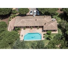 Una impresionante villa con piscina de agua salada y una vista única sobre uno