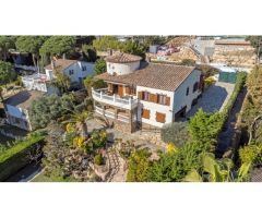 Espectacular villa con spa, vistas al mar y a corta distancia de la playa