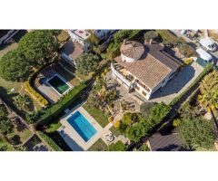 Espectacular villa con spa, vistas al mar y a corta distancia de la playa