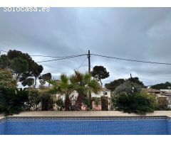 Una hermosa casa majestuosa con piscina de agua salada y a poca distancia de la