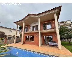 Una hermosa casa majestuosa con piscina de agua salada y a poca distancia de la