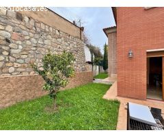 Una hermosa casa majestuosa con piscina de agua salada y a poca distancia de la