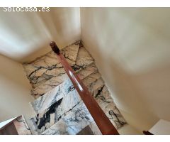 Una hermosa casa majestuosa con piscina de agua salada y a poca distancia de la