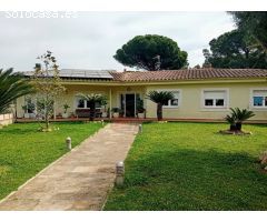 Una hermosa casa bien mantenida con un amplio garaje y cerca del centro y las