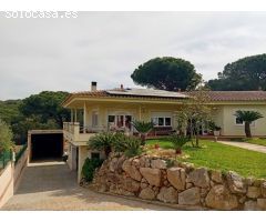 Una hermosa casa bien mantenida con un amplio garaje y cerca del centro y las