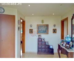 Una hermosa casa bien mantenida con un amplio garaje y cerca del centro y las
