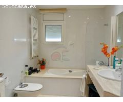 Una hermosa casa bien mantenida con un amplio garaje y cerca del centro y las