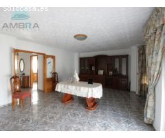 CASA CON INMENSO GARAJE