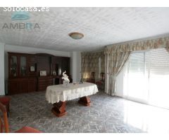 CASA CON INMENSO GARAJE