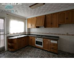 CASA CON INMENSO GARAJE