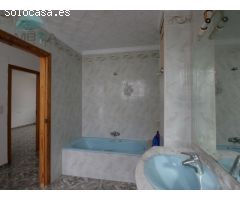 CASA CON INMENSO GARAJE