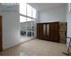 CASA CON INMENSO GARAJE