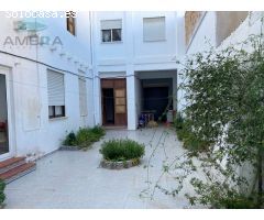 CASA CON GRAN PATIO Y GARAJE
