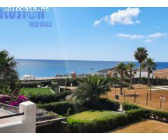 Chalet adosado en primera linea de playa con vistas al mar y jardín