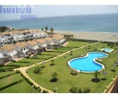 Chalet adosado en primera linea de playa con vistas al mar y jardín